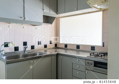 キッチンのリフォーム前画　L字型　ビフォー　コーナー　マンションの古い台所 81455648