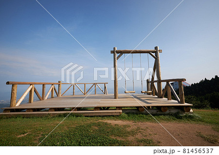 ［香川県］雲辺寺山頂にある天空のブランコ.-初夏- 81456537