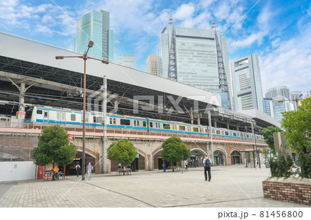 都市風景　新橋駅西口広場と街並　東京都港区 81456800