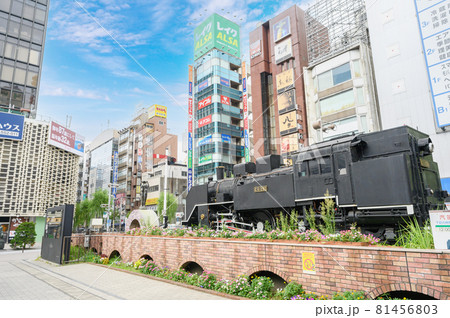都市風景　新橋駅西口広場のSLと街並　東京都港区 81456803