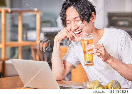 オンライン飲み会で楽しく会話する若い男性 81456823