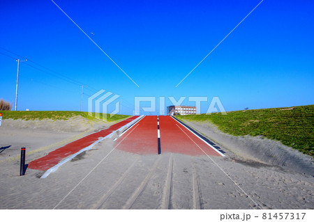 青空と赤い道 81457317