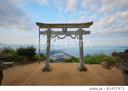 ［香川県］天空の鳥居で有名な高尾神社-初夏- 81457471