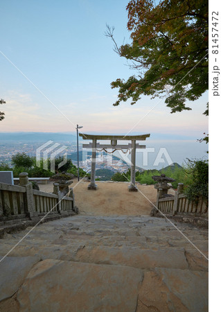 香川県 天空の鳥居で有名な高尾神社 初夏 の写真素材