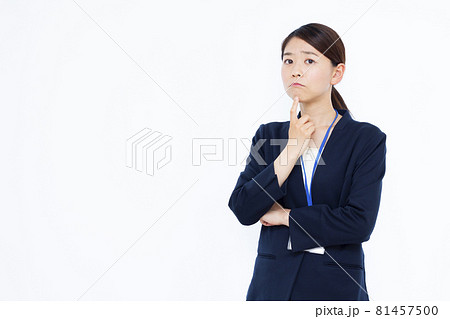 悩んでいる30代のビジネスウーマン 81457500