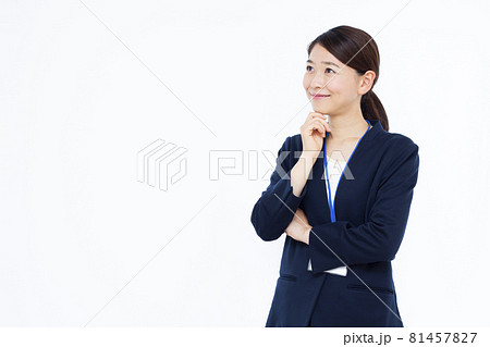 笑顔で悩んでいる30代のビジネスウーマン 笑顔で悩んでいる30代のビジネスウーマン 81457827