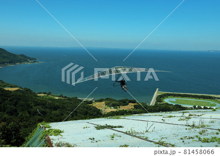 田原市白谷衣笠山から飛び立つハンググライダー 81458066