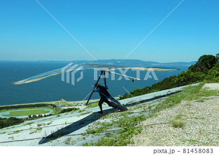 田原市白谷衣笠山から飛び立つハンググライダー 81458083