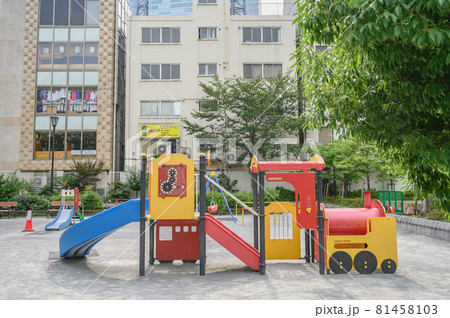 公園の風景　桜田公園のカラフルな遊具　東京都港区 81458103