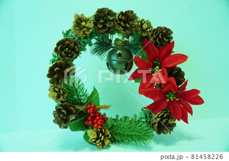 クリスマスイメージ 松ぼっくりのクリスマスリース クリスマスイメージ 松ぼっくりのクリスマスリース 81458226