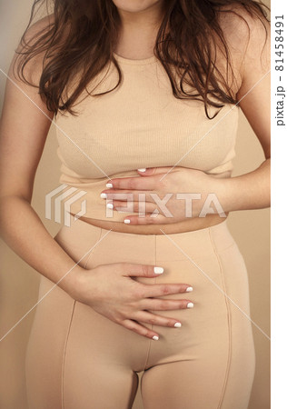 Hands makes fold of skin on stomach 81458491