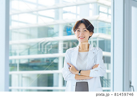 病院で白衣を着た笑顔の女性医師 81459746