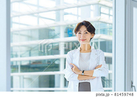病院で白衣を着た笑顔の女性医師 81459748