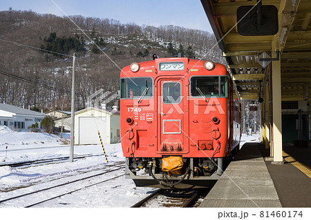 新得駅に停車するJR北海道キハ40釧路車 81460174