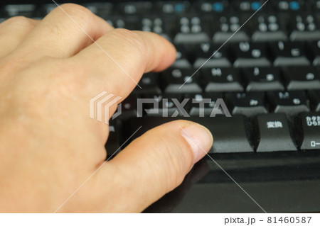 キーボードを打つ手　ビジネスイメージ 81460587