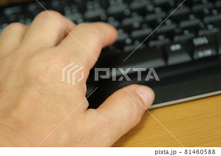 キーボードを打つ手 ビジネスイメージ キーボードを打つ手 ビジネスイメージ 81460588