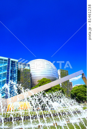 名古屋市、名古屋市科学館と噴水の風景 名古屋市、名古屋市科学館と噴水の風景 81461238
