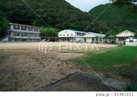 【廃校】旧美作市立巨勢小学校の校庭と校舎　岡山県美作市 81461331