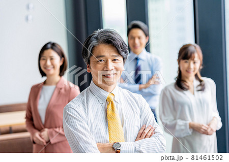 オフィスで働くビジネスパーソン 81461502