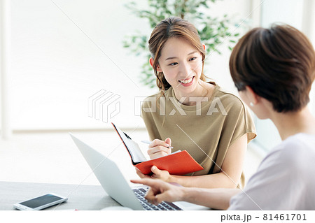 先輩社員、上司から指導を受ける新入社員 81461701