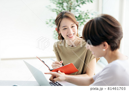 先輩社員、上司から指導を受ける新入社員 81461703