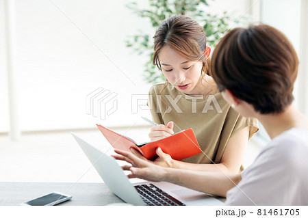 先輩社員、上司から指導を受ける新入社員 先輩社員、上司から指導を受ける新入社員 81461705