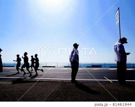 【静岡】マラソン大会、海沿いの光景 81461944