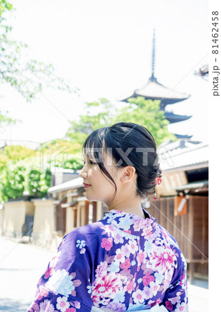 浴衣で京都を観光する女性 81462458