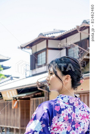 浴衣で京都を観光する女性 81462460