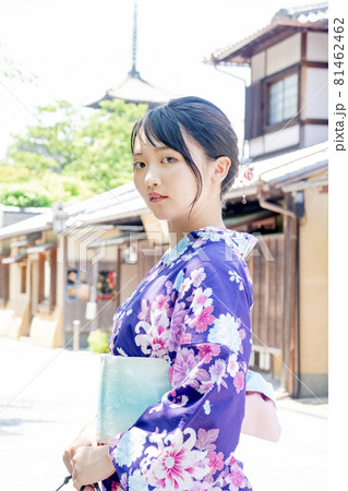 浴衣で京都を観光する女性 81462462
