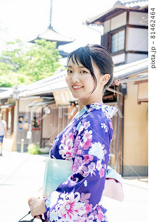 浴衣で京都を観光する女性 81462464