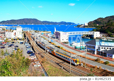 三重県、鳥羽市と近鉄特急ビスタカーの風景 81462535