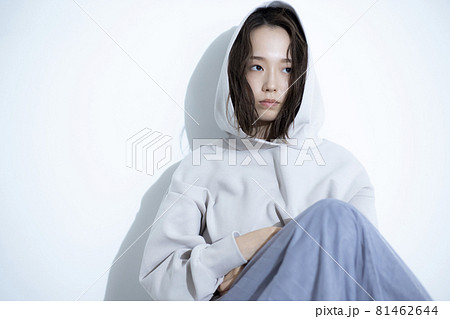 パーカーの女性　 81462644