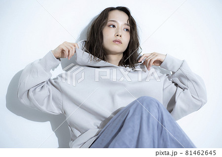 パーカーの女性　 81462645