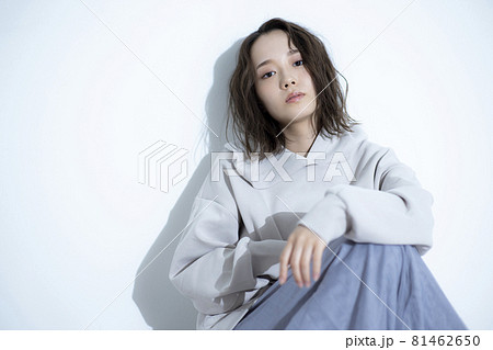 パーカーの女性　 81462650