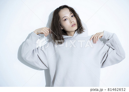 パーカーの女性　 81462652