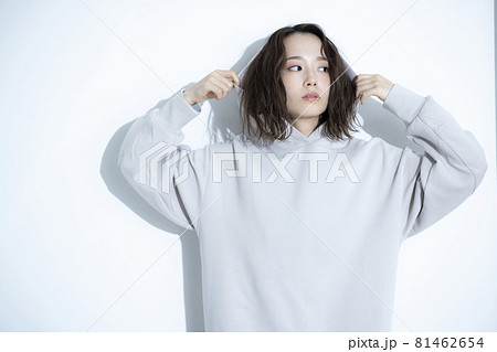 パーカーの女性　 81462654