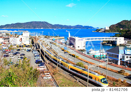 三重県、鳥羽市と近鉄特急伊勢志摩ライナーの風景 81462706