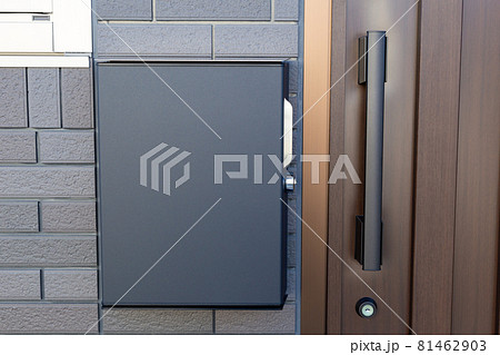 新築住宅の玄関 81462903