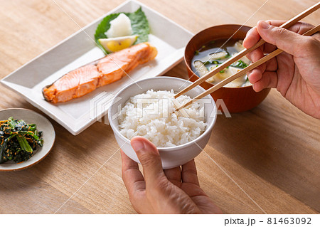 朝食を食べる 81463092
