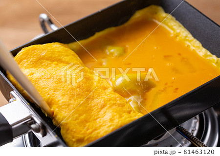 卵焼きをフライパンで作る 卵焼きをフライパンで作る 81463120