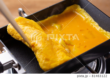 卵焼きをひっくり返す 卵焼きをひっくり返す 81463122