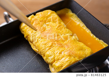卵焼きをひっくり返す 81463125