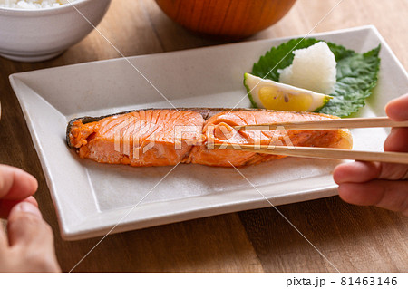 朝食　焼き鮭 81463146