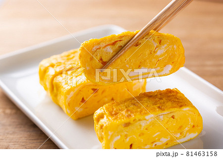 手作りの卵焼き 81463158