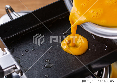 卵焼きを作る 81463185