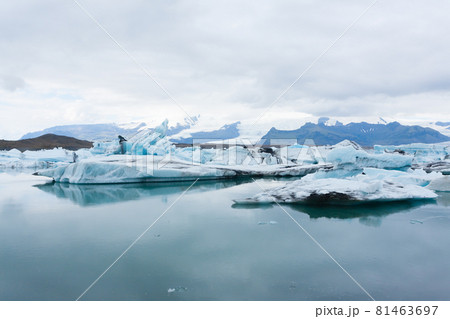 Icebergs on water, Jokulsarlon glacial lake, Iceland 81463697