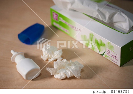 つらい花粉症や鼻炎と点鼻薬 81463735