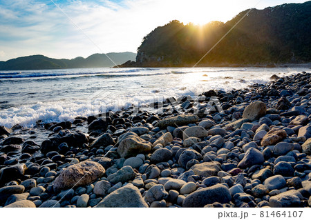 夕日が沈む逢ヶ浜 (静岡　南伊豆) 81464107