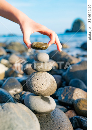 逢ヶ浜で石積みする女の子 81464110